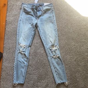 Ripped AE jegging. Light wash